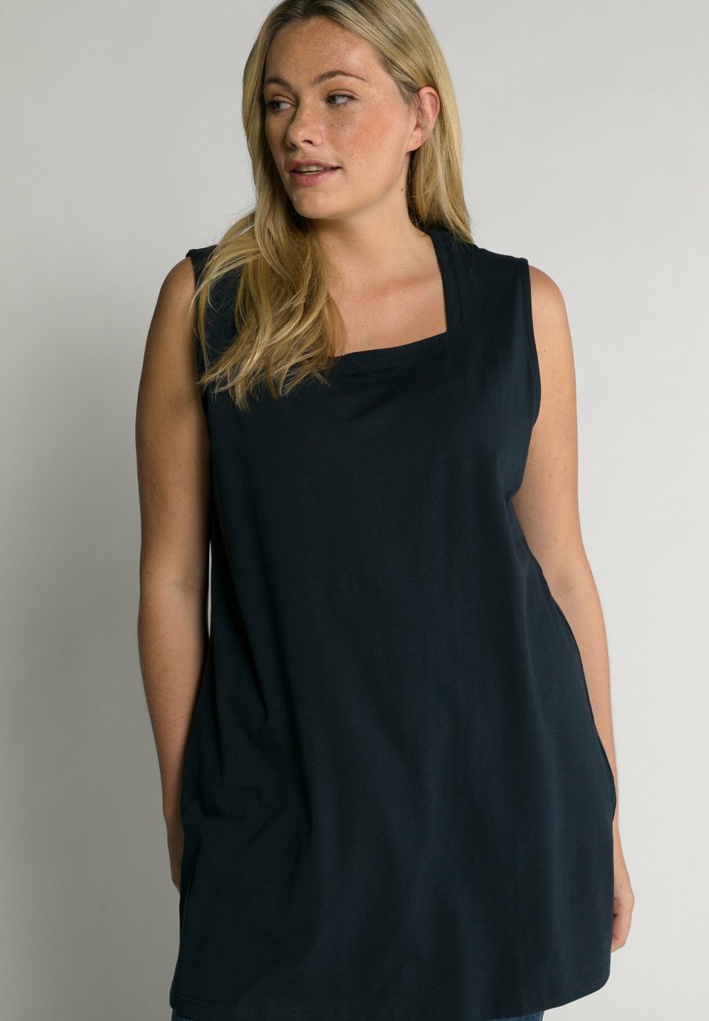 Топ LONG CARREE-AUSSCHNITT ÄRMELLOS Ulla Popken, темно-синий
Топ LONG CARREE-AUSSCHNITT ÄRMELLOS Ulla Popken, темно-синий