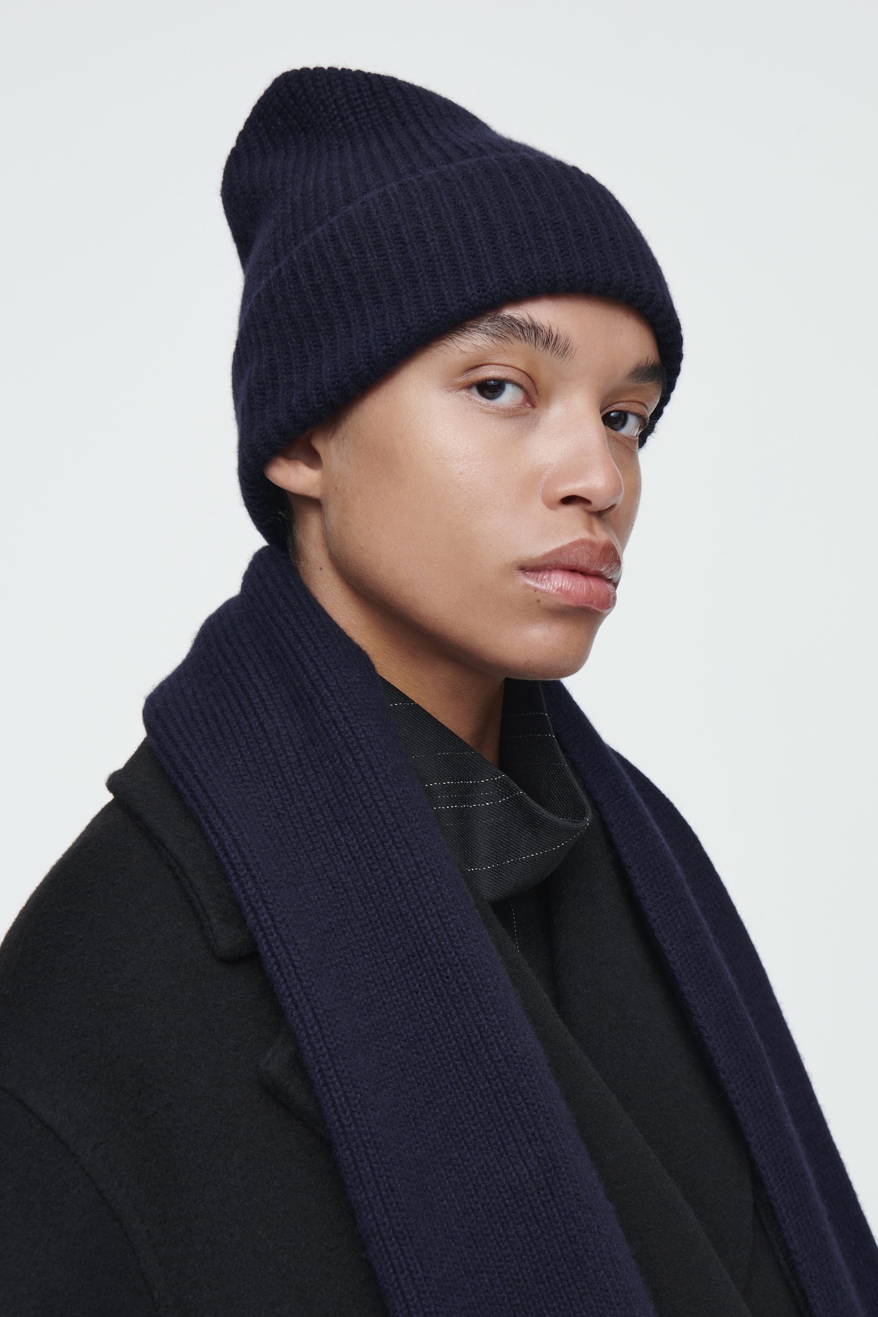 Шерстяной и кашемировый шарф в рубчик COS, темно-синий
Шерстяной и кашемировый шарф в рубчик COS, темно-синий