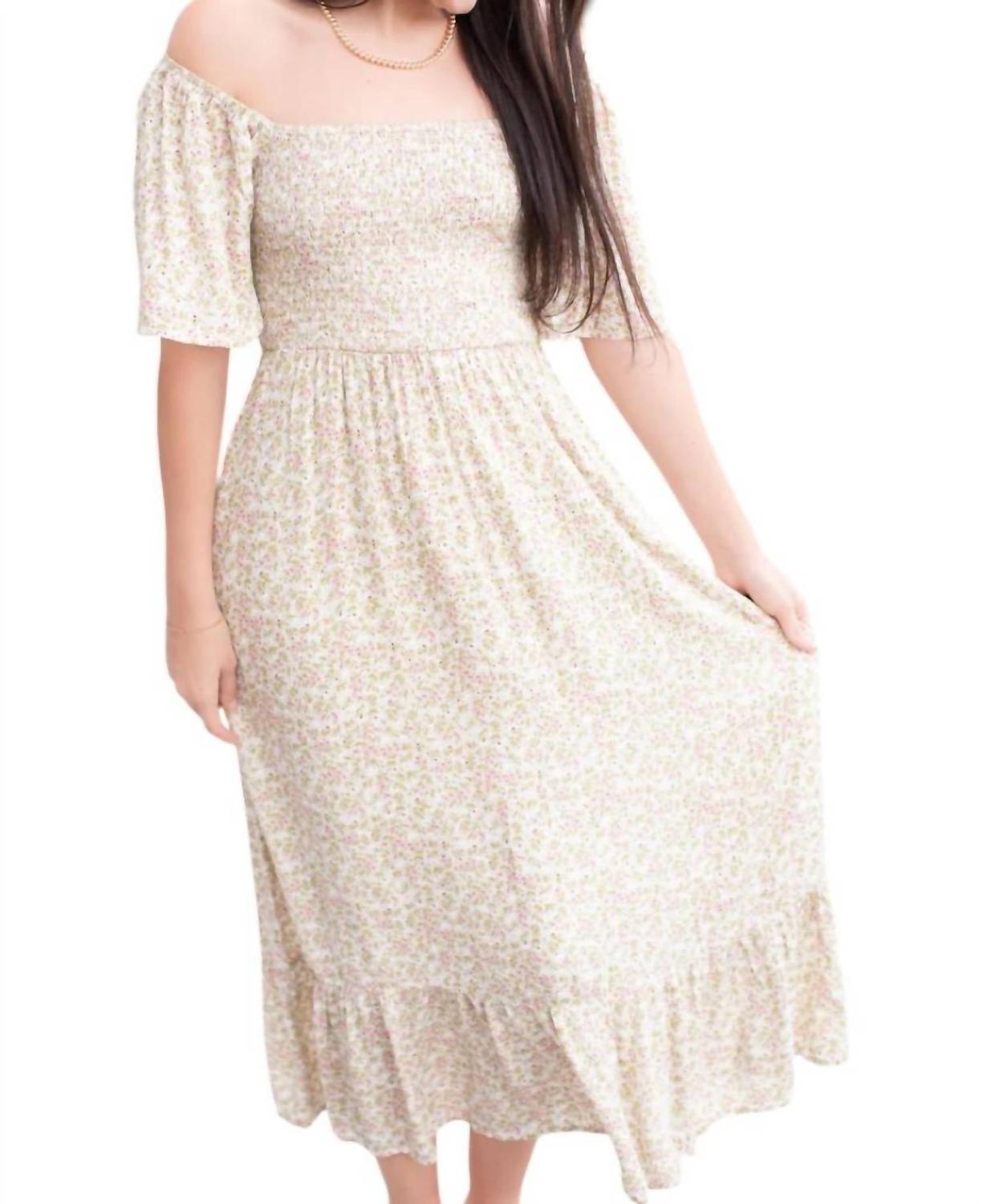 Платье из дышащей марли с присборенной юбкой бежевого цвета In February
Платье из дышащей марли с присборенной юбкой бежевого цвета In February