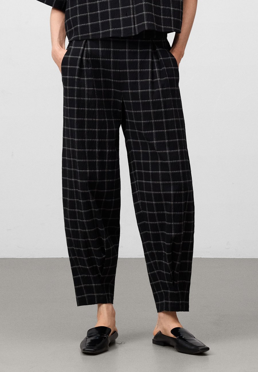 Брюки ADOLFO DOMINGUEZ BARREL FIT CHECKERED, White And Black/Black
Брюки ADOLFO DOMINGUEZ BARREL FIT CHECKERED, White And Black/Black