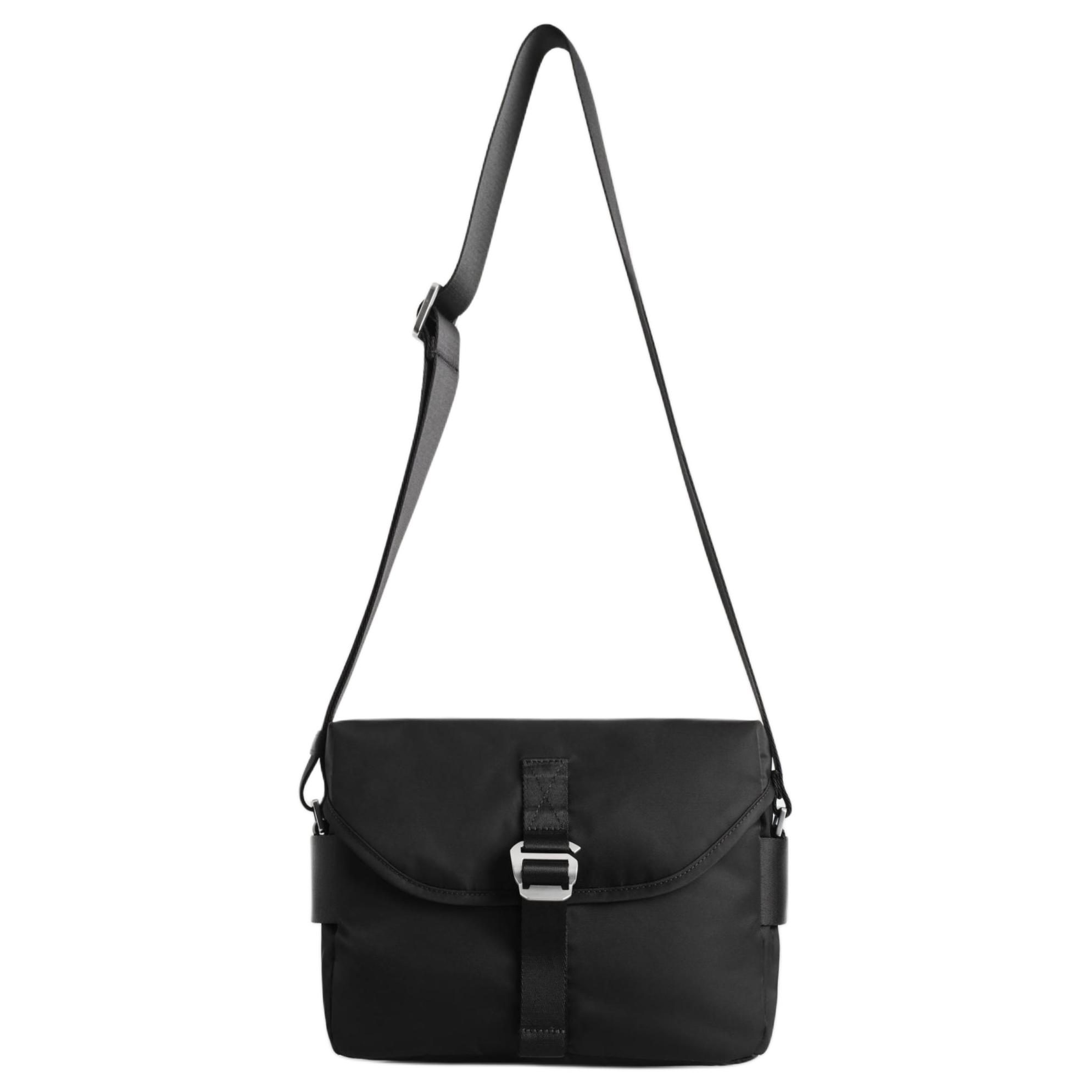 COS Нейлоновая мужская сумка через плечо черная, Black 
COS Нейлоновая мужская сумка через плечо черная, Black