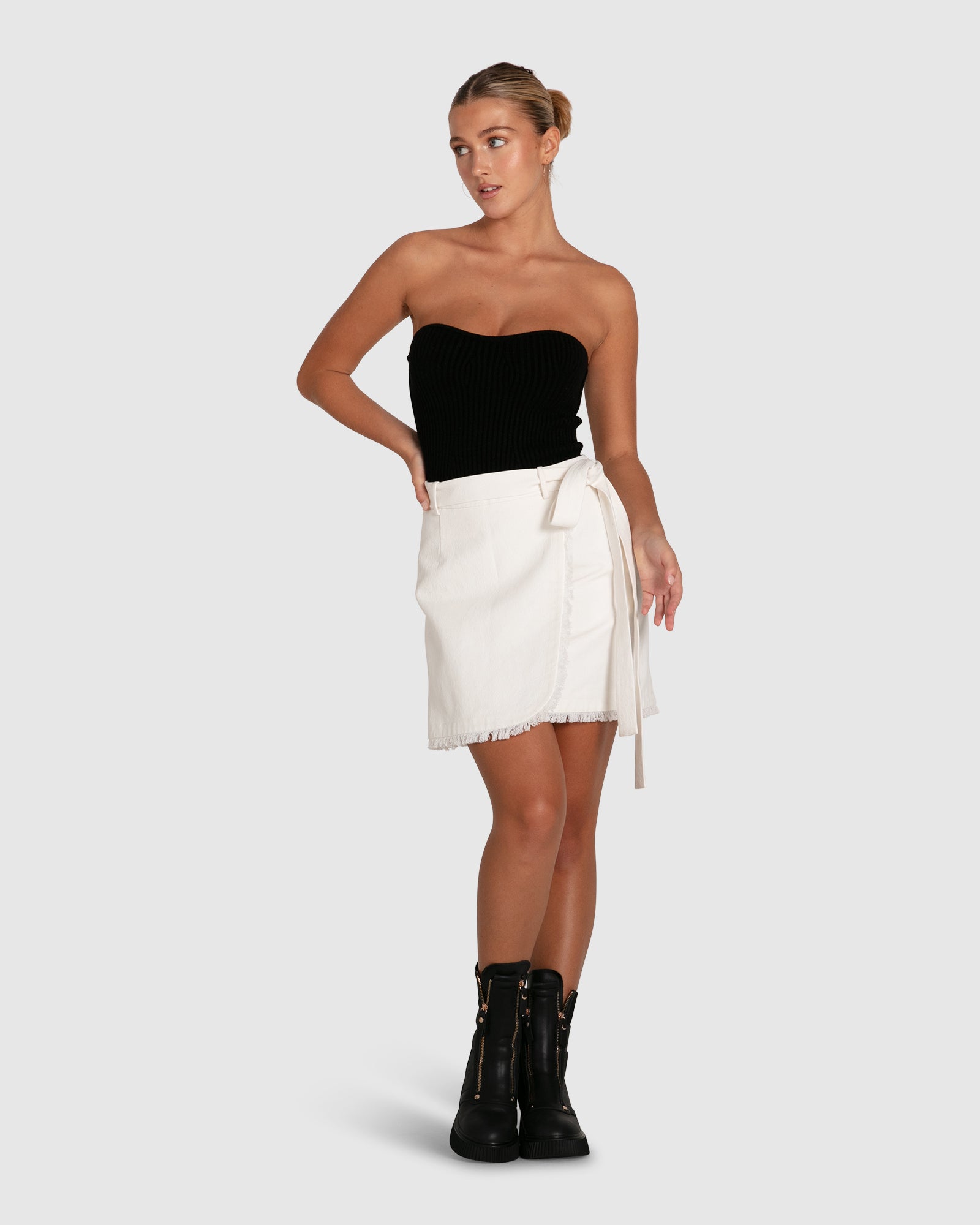 Вот она идет юбка с потертыми краями Belle&Bloom, кремовый
Вот она идет юбка с потертыми краями Belle&Bloom, кремовый