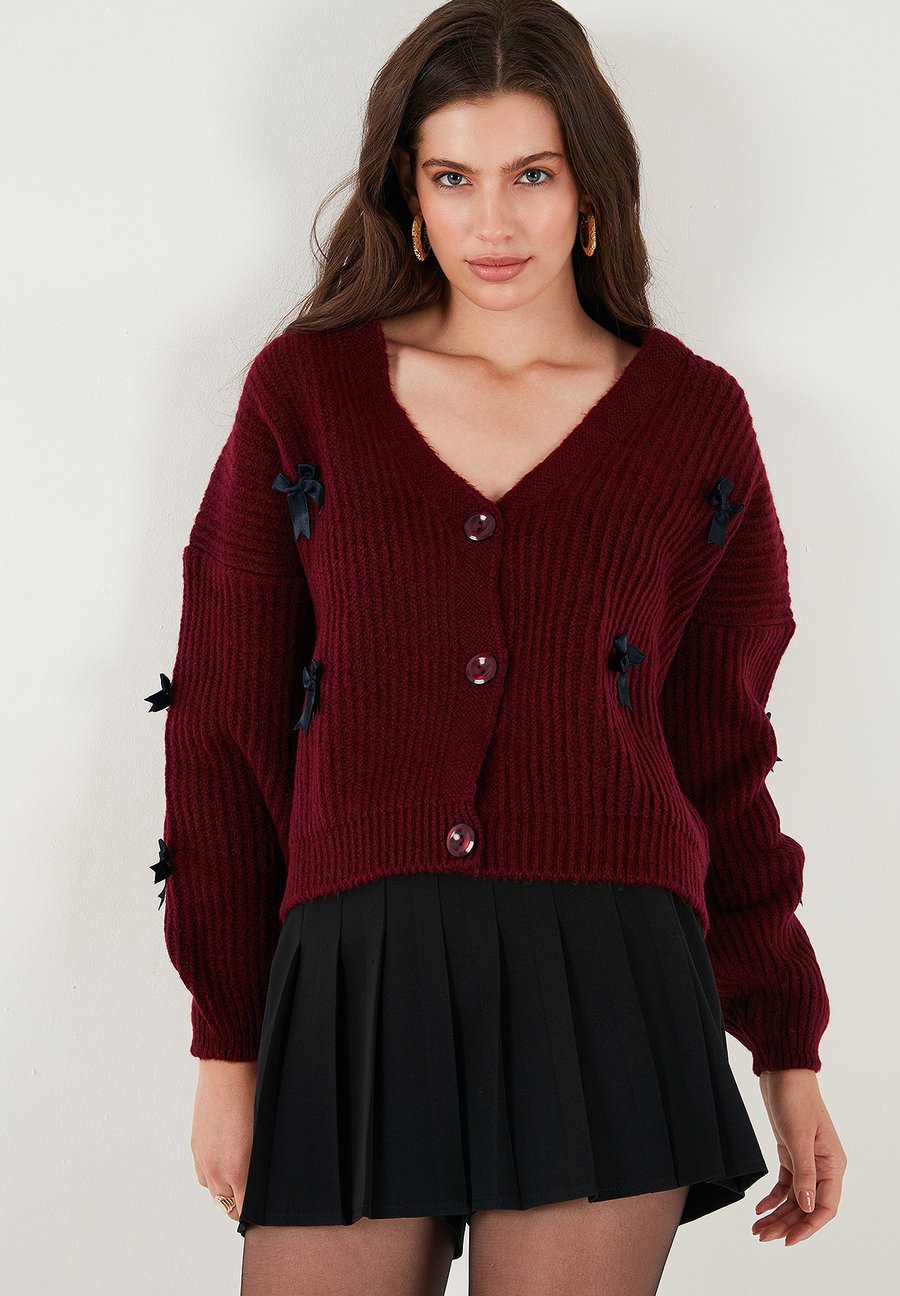 Кардиган LELA LOOSE FIT, Bordeaux
Кардиган LELA LOOSE FIT, Bordeaux