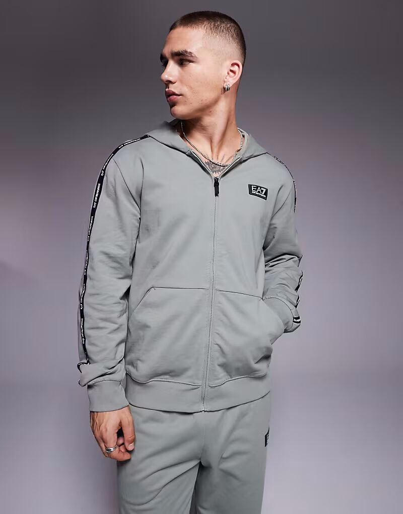 Толстовка с капюшоном Armani EA7 на молнии с логотипом в цвете шалфейно-зеленый
Толстовка с капюшоном Armani EA7 на молнии с логотипом в цвете шалфейно-зеленый