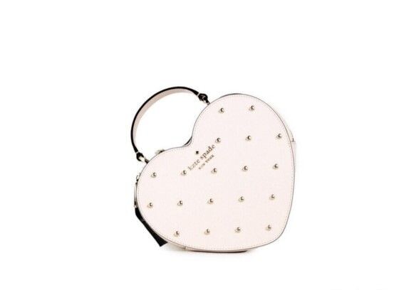 Сумка Love Shack из кожи с заклепками и розовым принтом в виде сердца сверху Kate Spade
Сумка Love Shack из кожи с заклепками и розовым принтом в виде сердца сверху Kate Spade