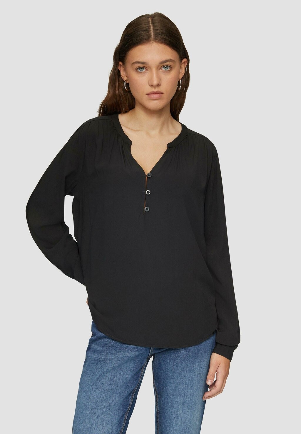 Блуза FLIESSENDE MIT RAFFUNG QS, черный
Блуза FLIESSENDE MIT RAFFUNG QS, черный
