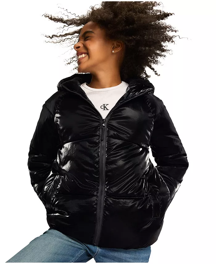 Детская и маленькая девочкам блестящая пуховая куртка Liquid Shine Puffer Jacket Calvin Klein, фиолетовый
Детская и маленькая девочкам блестящая пуховая куртка Liquid Shine Puffer Jacket Calvin Klein, фиолетовый