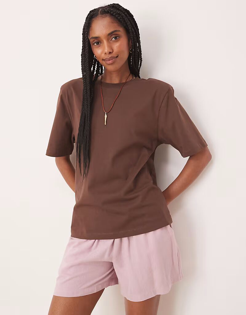 Футболка ASOS DESIGN прямого кроя с подплечниками шоколадного цвета
Футболка ASOS DESIGN прямого кроя с подплечниками шоколадного цвета