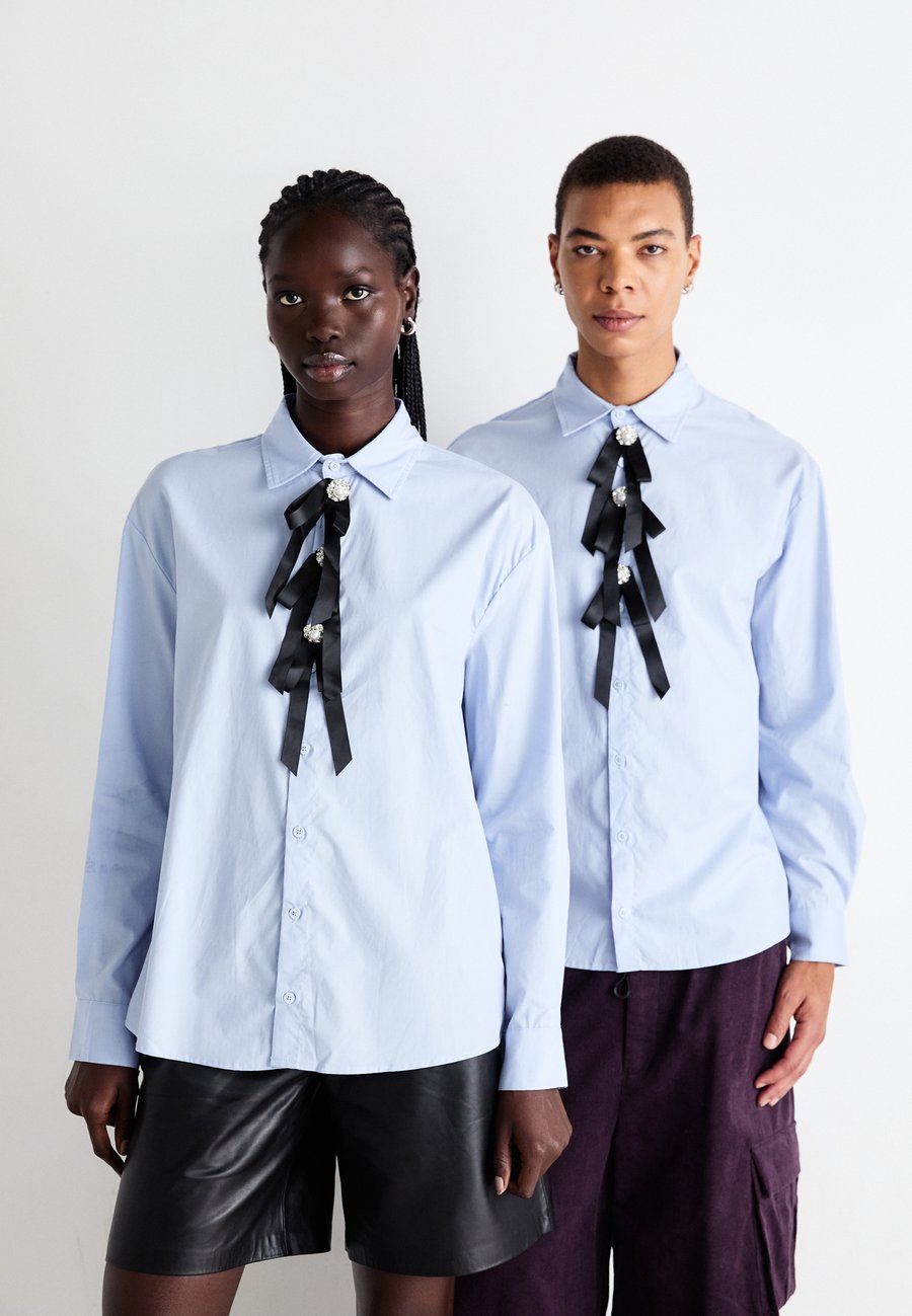 Блуза Sister Jane JUNIPER BOW SHIRT UNISEX, Blue
Блуза Sister Jane JUNIPER BOW SHIRT UNISEX, Blue