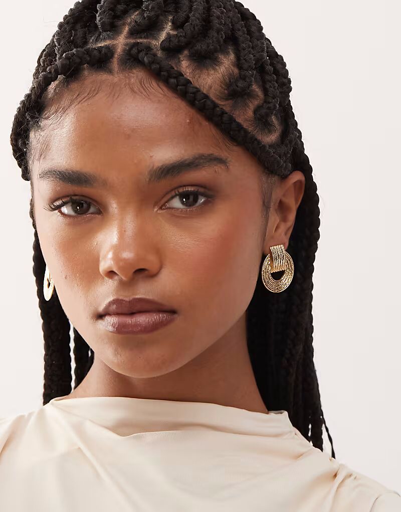 Текстурированные серьги-кокеры из золота Petit Moments
Текстурированные серьги-кокеры из золота Petit Moments