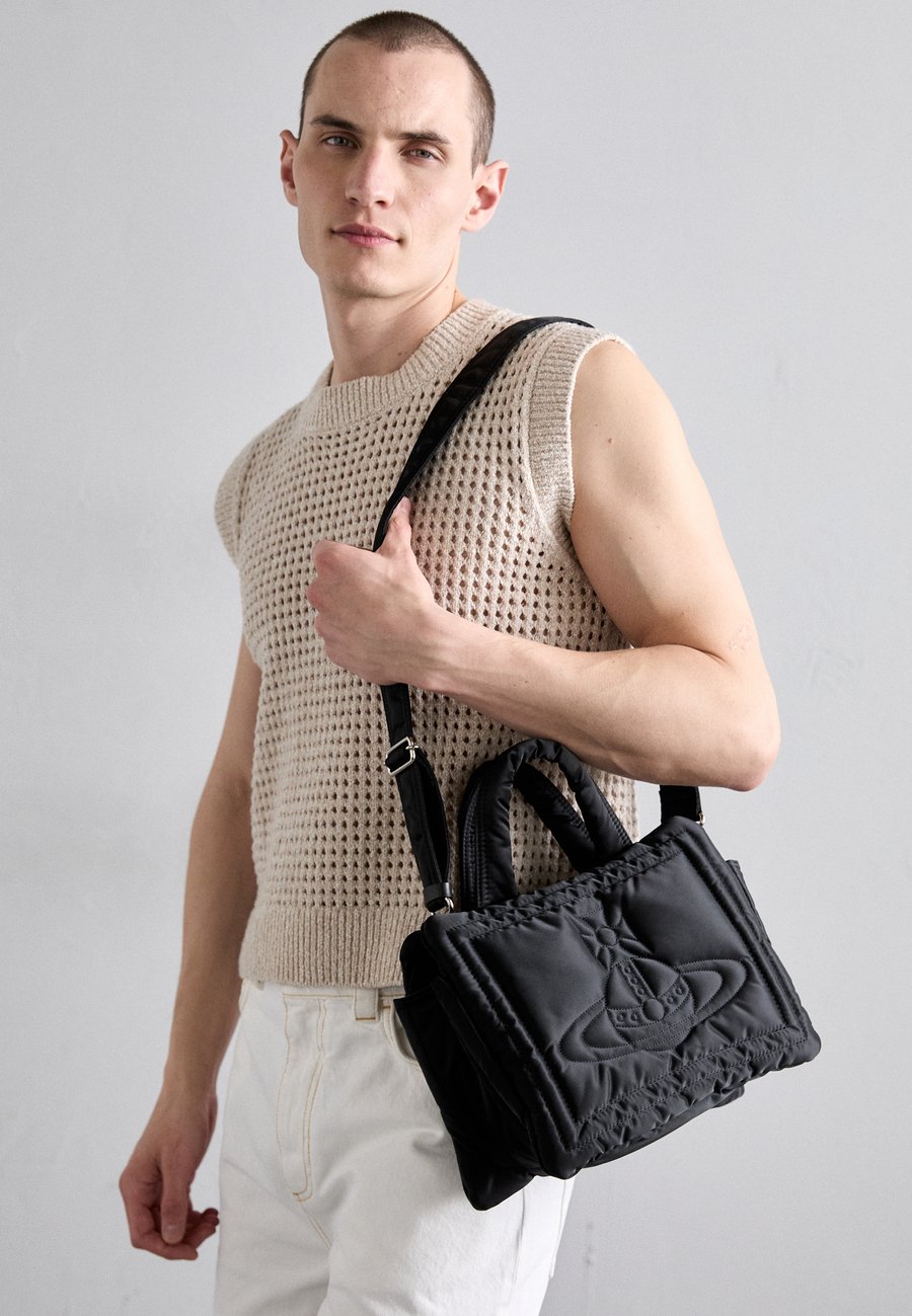 Сумка Vivienne Westwood MARGARET SMALL SQUARE BAG UNISEX, Black
Сумка Vivienne Westwood MARGARET SMALL SQUARE BAG UNISEX, Black