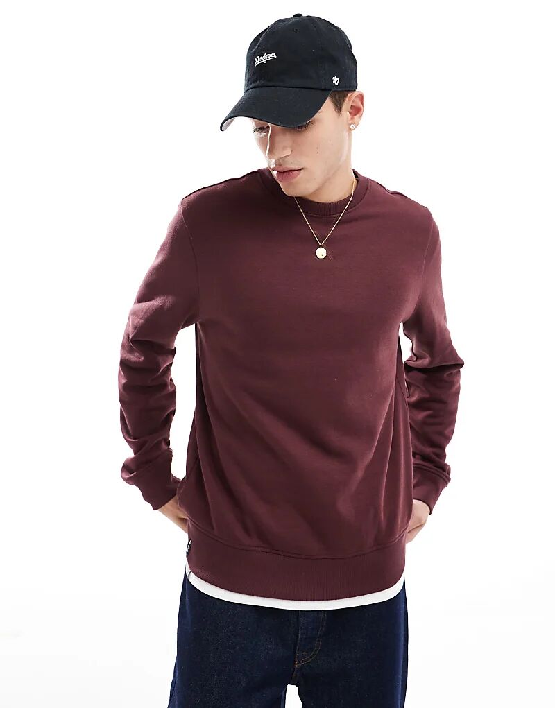 Потертая толстовка с круглым вырезом бордового цвета
Потертая толстовка с круглым вырезом бордового цвета