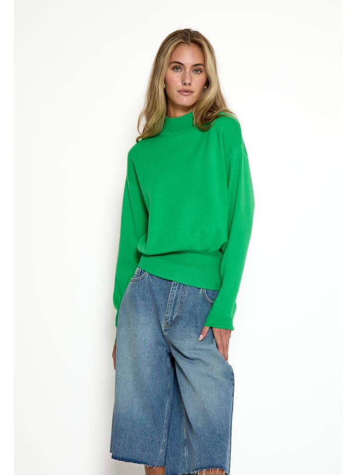 Свитер цвета яблочно-зеленого minus
Свитер цвета яблочно-зеленого minus