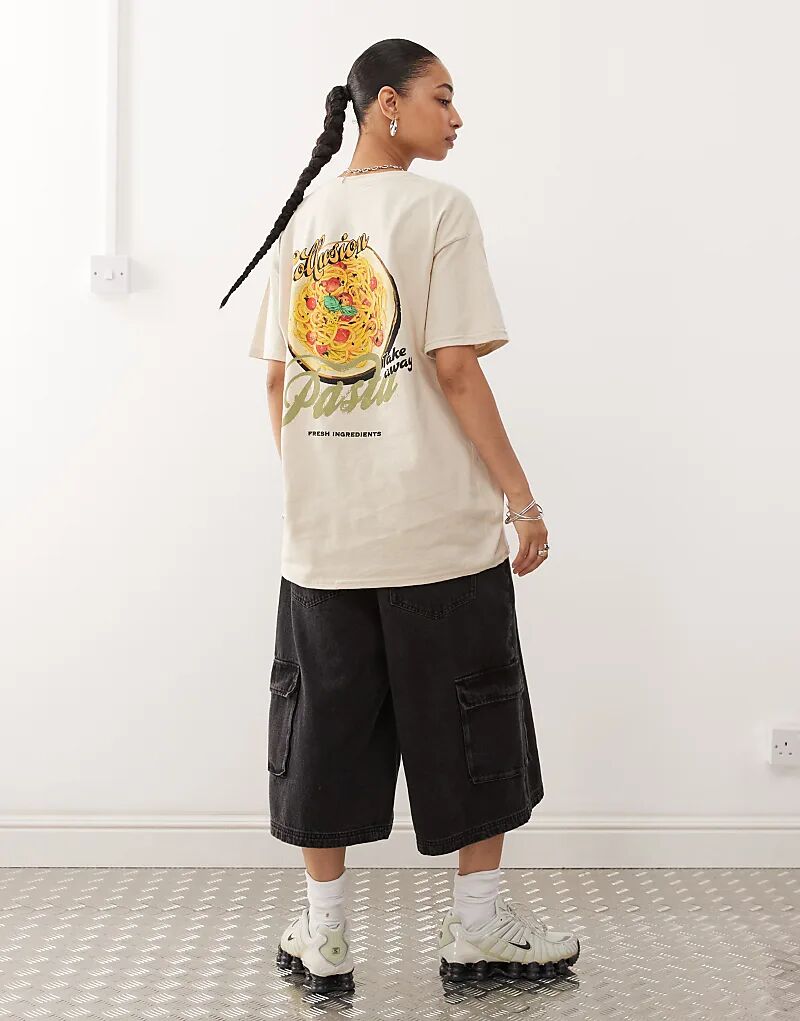 Футболка COLLUSION свободного кроя с принтом макарон на спине песочного цвета
Футболка COLLUSION свободного кроя с принтом макарон на спине песочного цвета