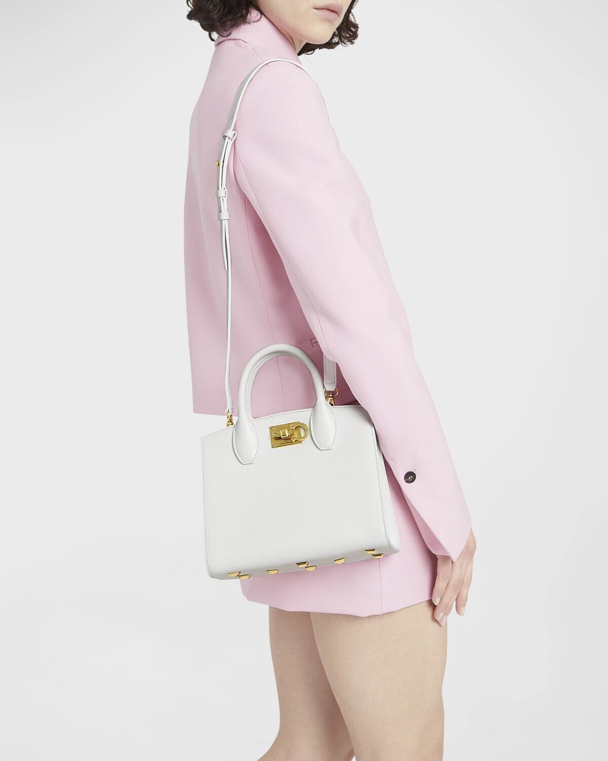 Миниатюрная кожаная сумка Studio Box с ручкой сверху Ferragamo, цвет Optic White
Миниатюрная кожаная сумка Studio Box с ручкой сверху Ferragamo, цвет Optic White