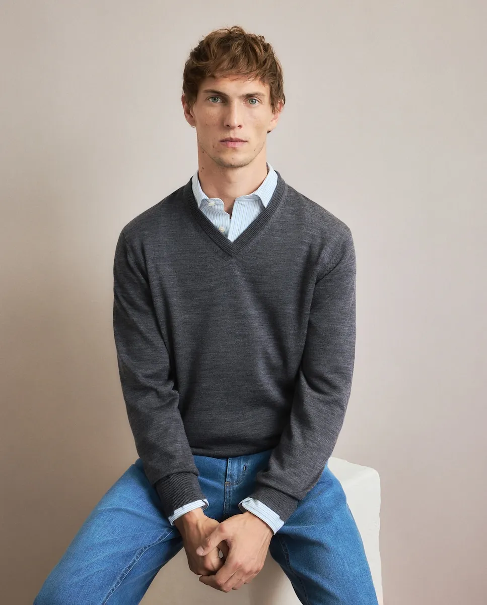 Джемпер с V-образным вырезом, гладкий, 100% мериносовая шерсть Emidio Tucci, темно-серый
Джемпер с V-образным вырезом, гладкий, 100% мериносовая шерсть Emidio Tucci, темно-серый