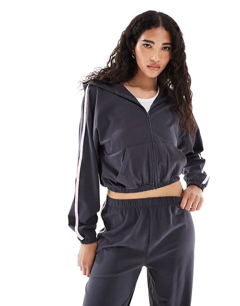 Укороченная толстовка с капюшоном на молнии для зала ожидания в хлопковом цвете, темно-синего цвета
Укороченная толстовка с капюшоном на молнии для зала ожидания в хлопковом цвете, темно-синего цвета