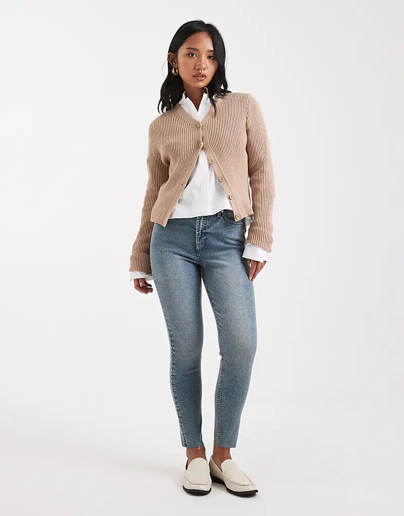 Узкие джинсы Miss Selfridge Petite из грязной ткани
Узкие джинсы Miss Selfridge Petite из грязной ткани