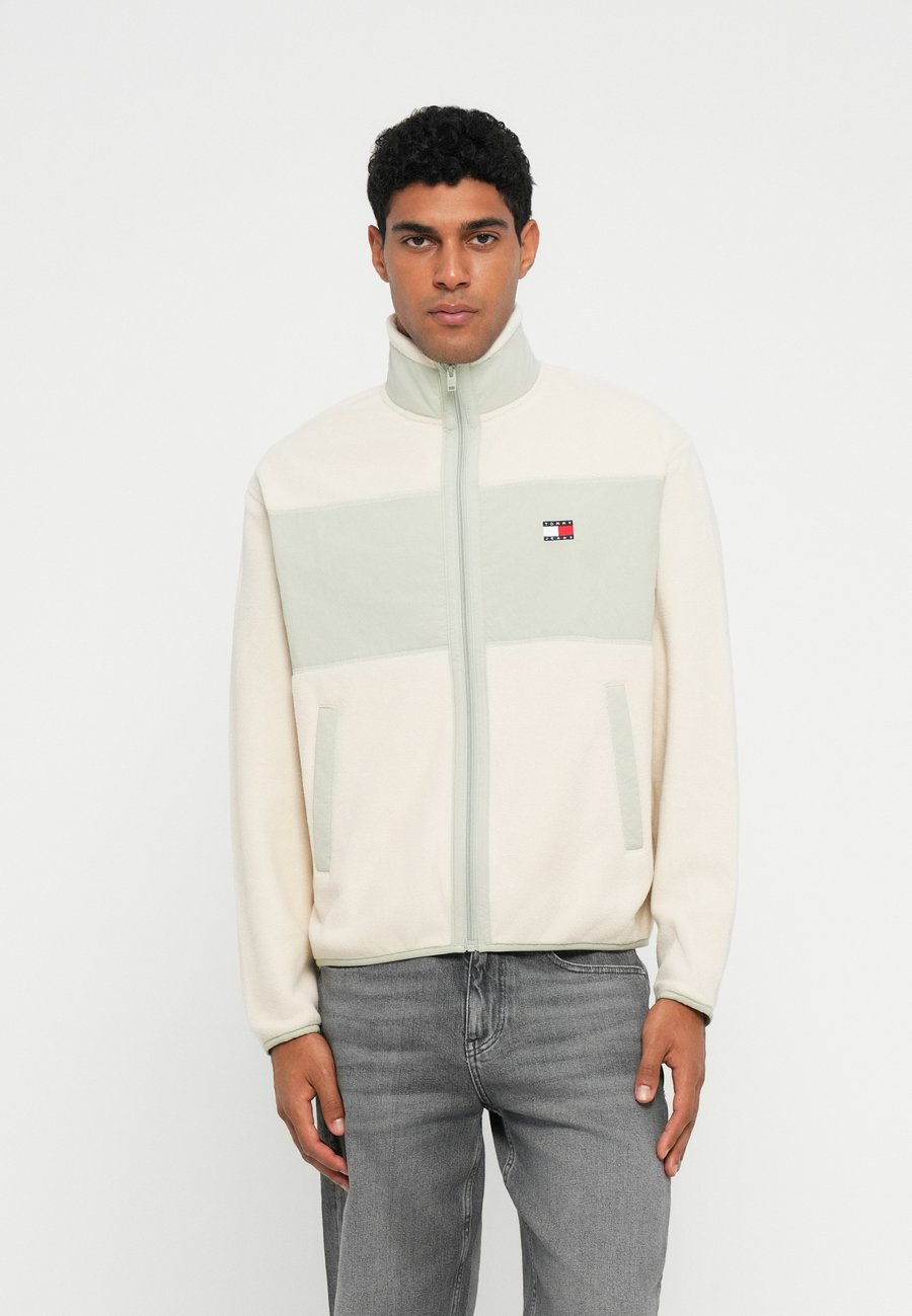 Флисовая куртка Tommy Jeans Fleece jacket, Desert Sand Dune/Sand
Флисовая куртка Tommy Jeans Fleece jacket, Desert Sand Dune/Sand