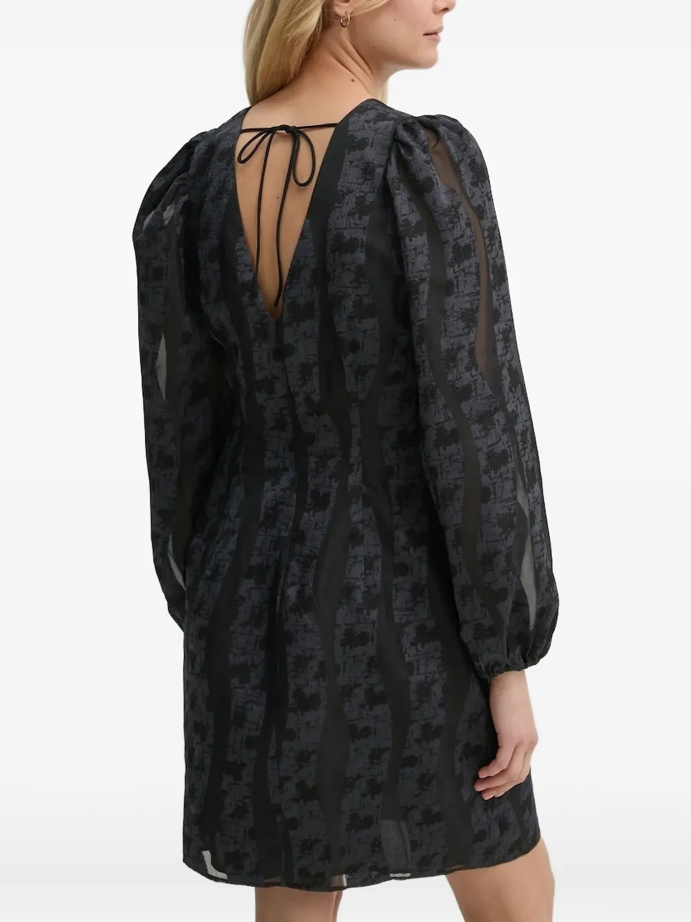 Мини-платье с V-образным вырезом SAMSOE SAMSOE, черный
Мини-платье с V-образным вырезом SAMSOE SAMSOE, черный