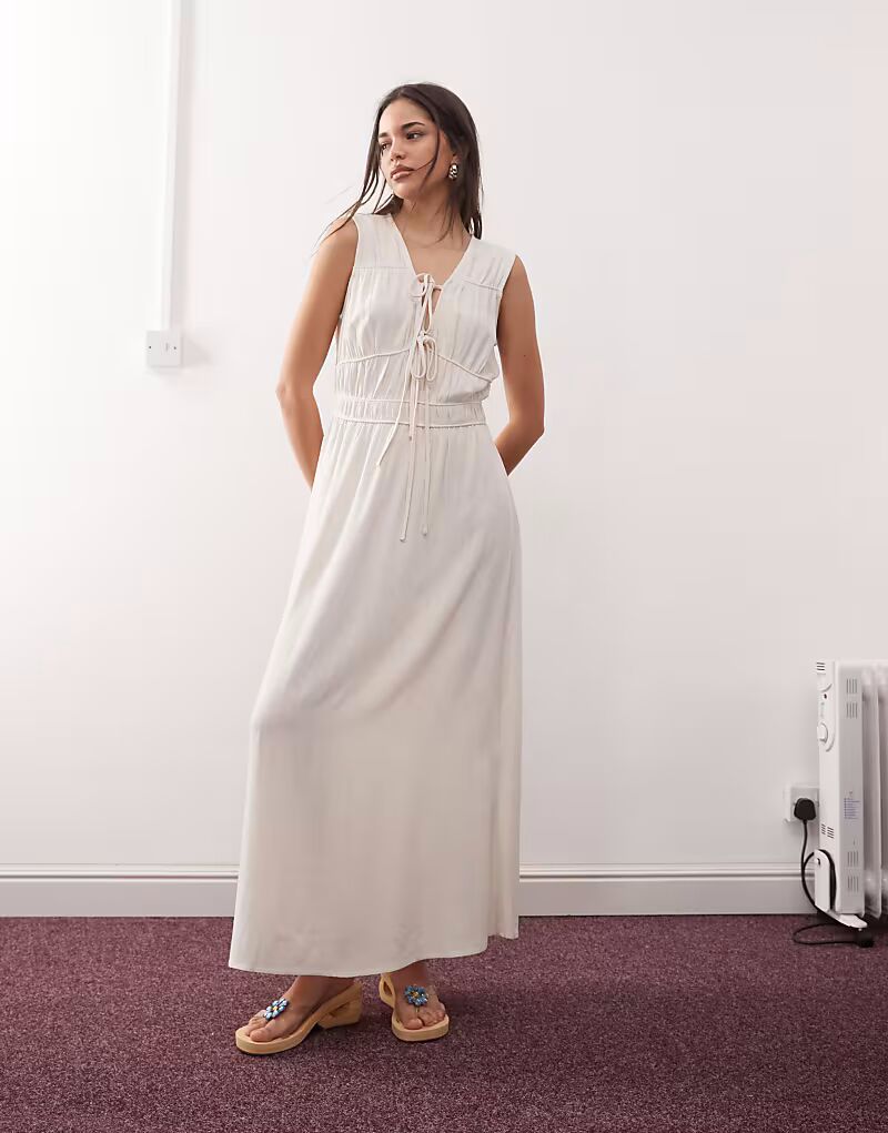 Летнее платье макси из льняной смеси Reclaimed Vintage с оборками и завязками цвета экрю
Летнее платье макси из льняной смеси Reclaimed Vintage с оборками и завязками цвета экрю
