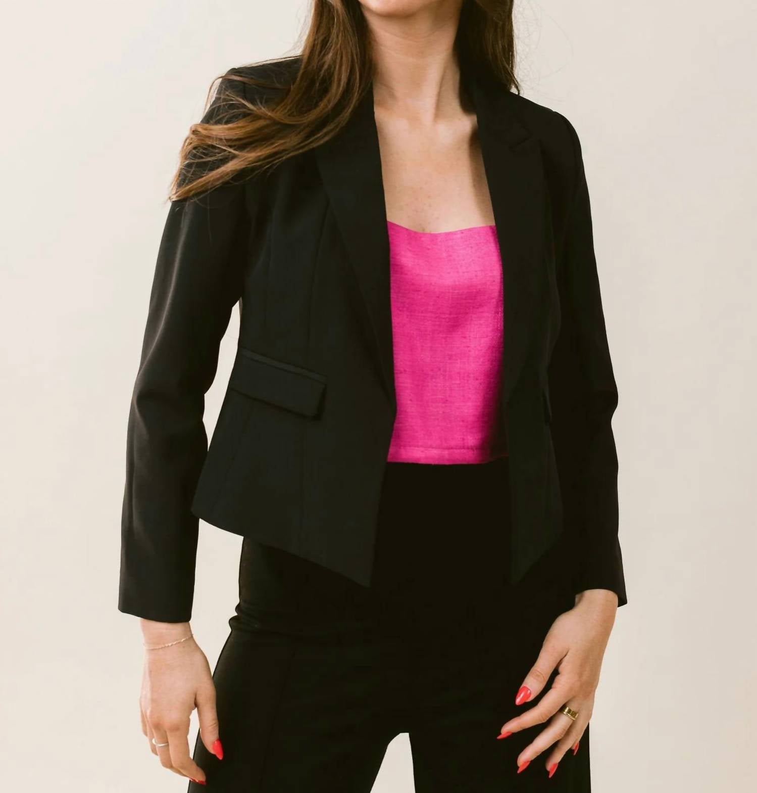 Блейзер Блейк в черном цвете LAROQUE
Блейзер Блейк в черном цвете LAROQUE