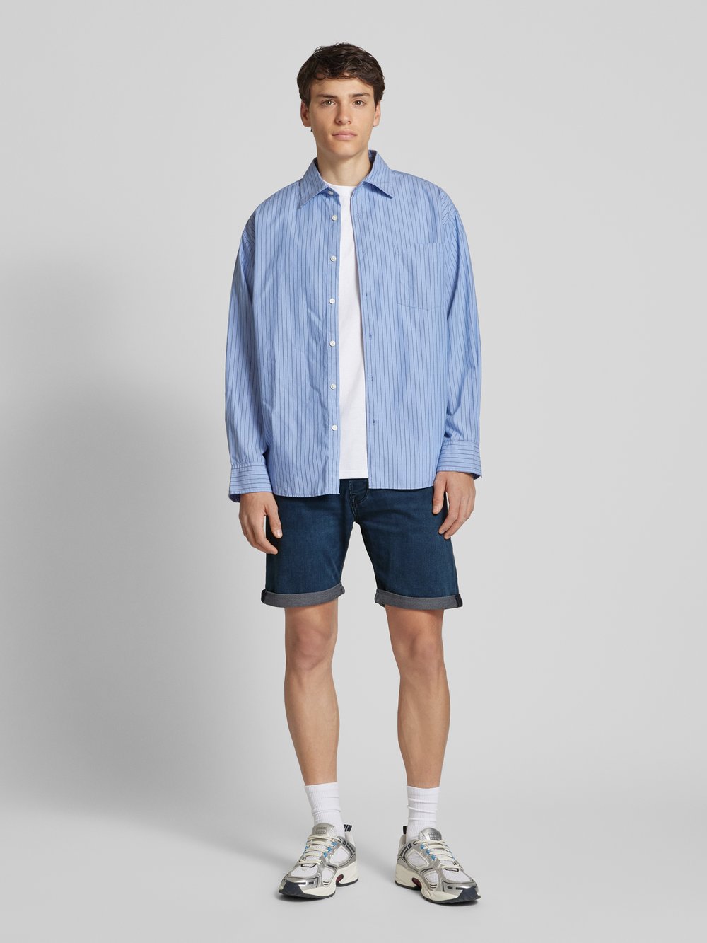 Джинсовые шорты прямого кроя с 5 карманами, модель «RICK» Jack & Jones, темно-синий
Джинсовые шорты прямого кроя с 5 карманами, модель «RICK» Jack & Jones, темно-синий