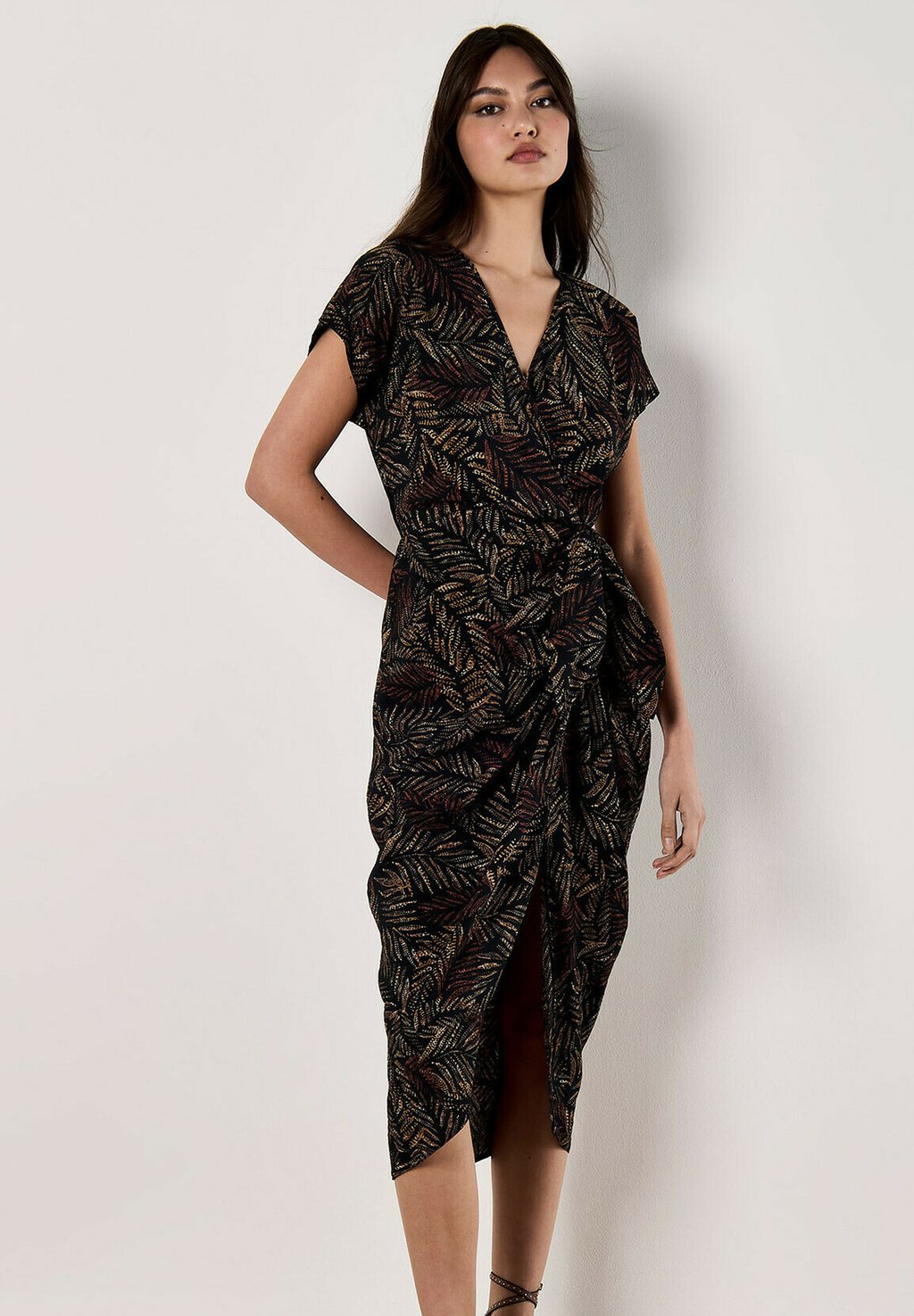 Повседневное платье BATIK LEAF Apricot, черный 
Повседневное платье BATIK LEAF Apricot, черный