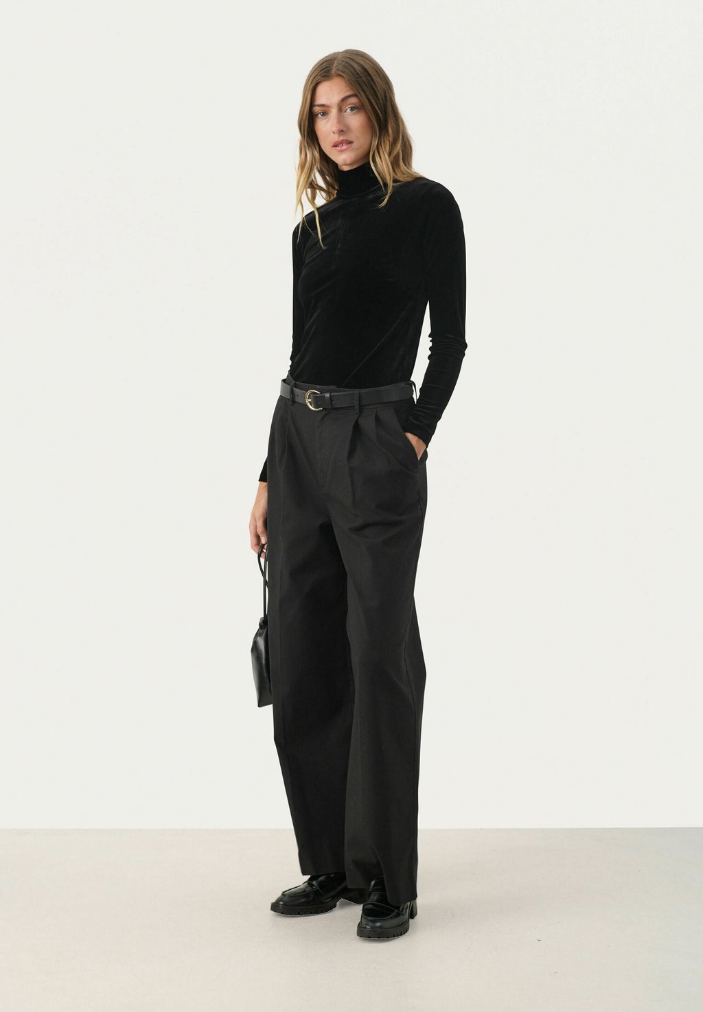 Топ с длинными рукавами MONE Part Two, черный
Топ с длинными рукавами MONE Part Two, черный