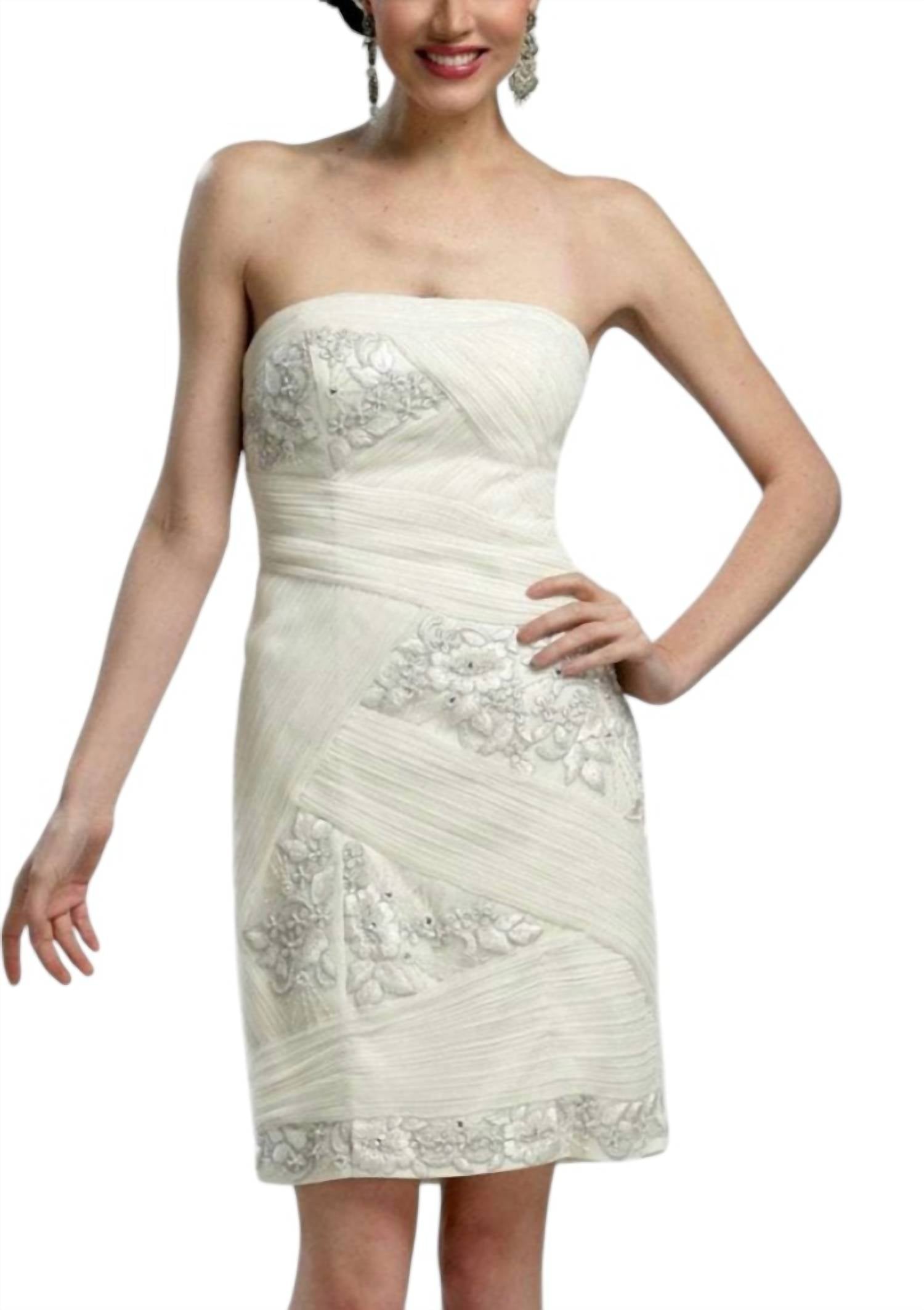 Платье без бретелек с плиссировкой и цветочным принтом в белом цвете Suewong
Платье без бретелек с плиссировкой и цветочным принтом в белом цвете Suewong