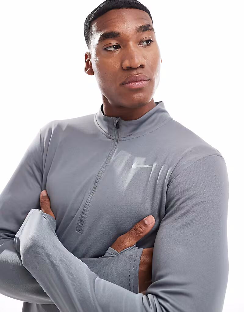 Футболка Running Pacer Dri-FIT с длинным рукавом и застежкой-молнией до середины бедра серого цвета Nike Running
Футболка Running Pacer Dri-FIT с длинным рукавом и застежкой-молнией до середины бедра серого цвета Nike Running