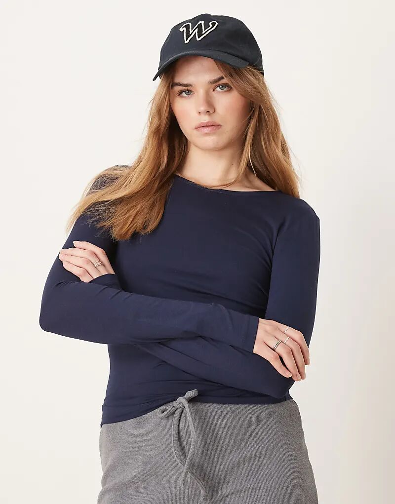 Топ Gina Tricot Soft Touch облегающего кроя с круглым вырезом темно-синего цвета
Топ Gina Tricot Soft Touch облегающего кроя с круглым вырезом темно-синего цвета