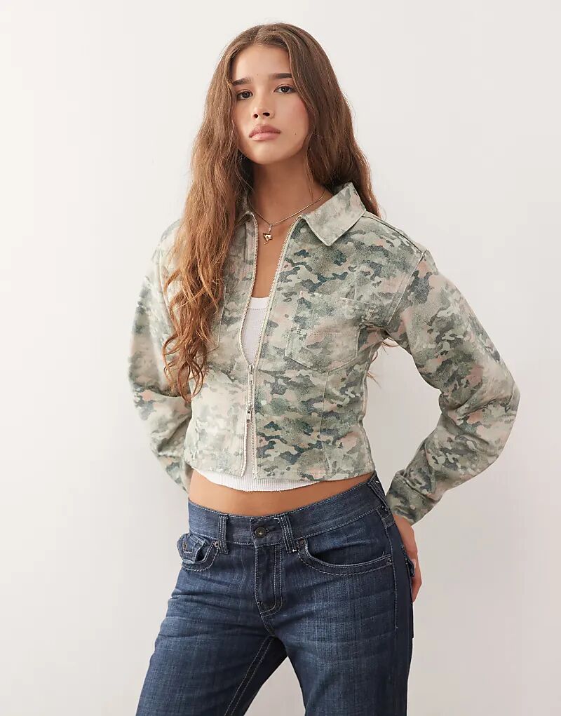 COLLUSION Приталенная джинсовая куртка в стиле 90-х с камуфляжным принтом
COLLUSION Приталенная джинсовая куртка в стиле 90-х с камуфляжным принтом