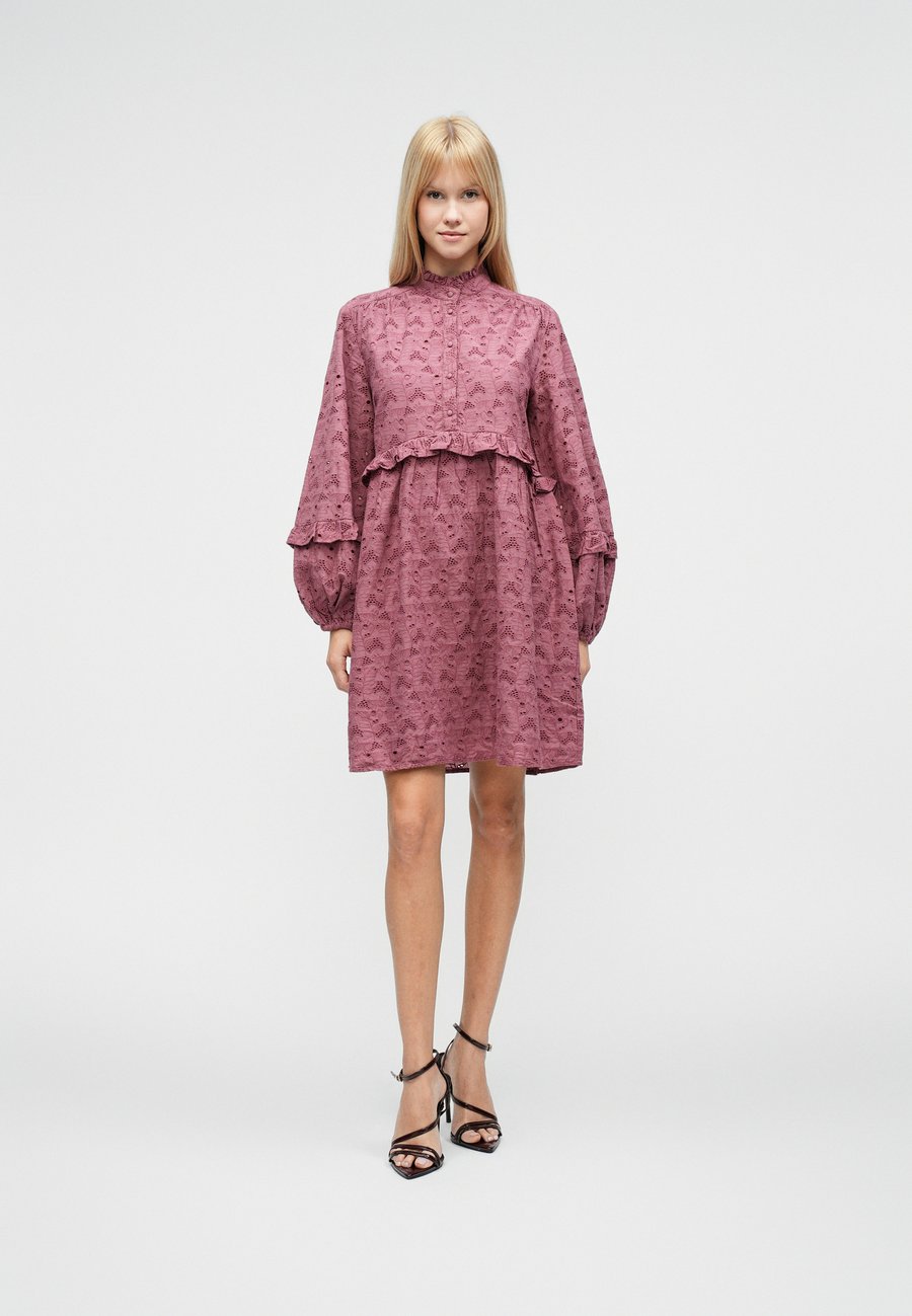 Платье YAS YASWINDA DRESS, Renaissance Rose/Pink
Платье YAS YASWINDA DRESS, Renaissance Rose/Pink