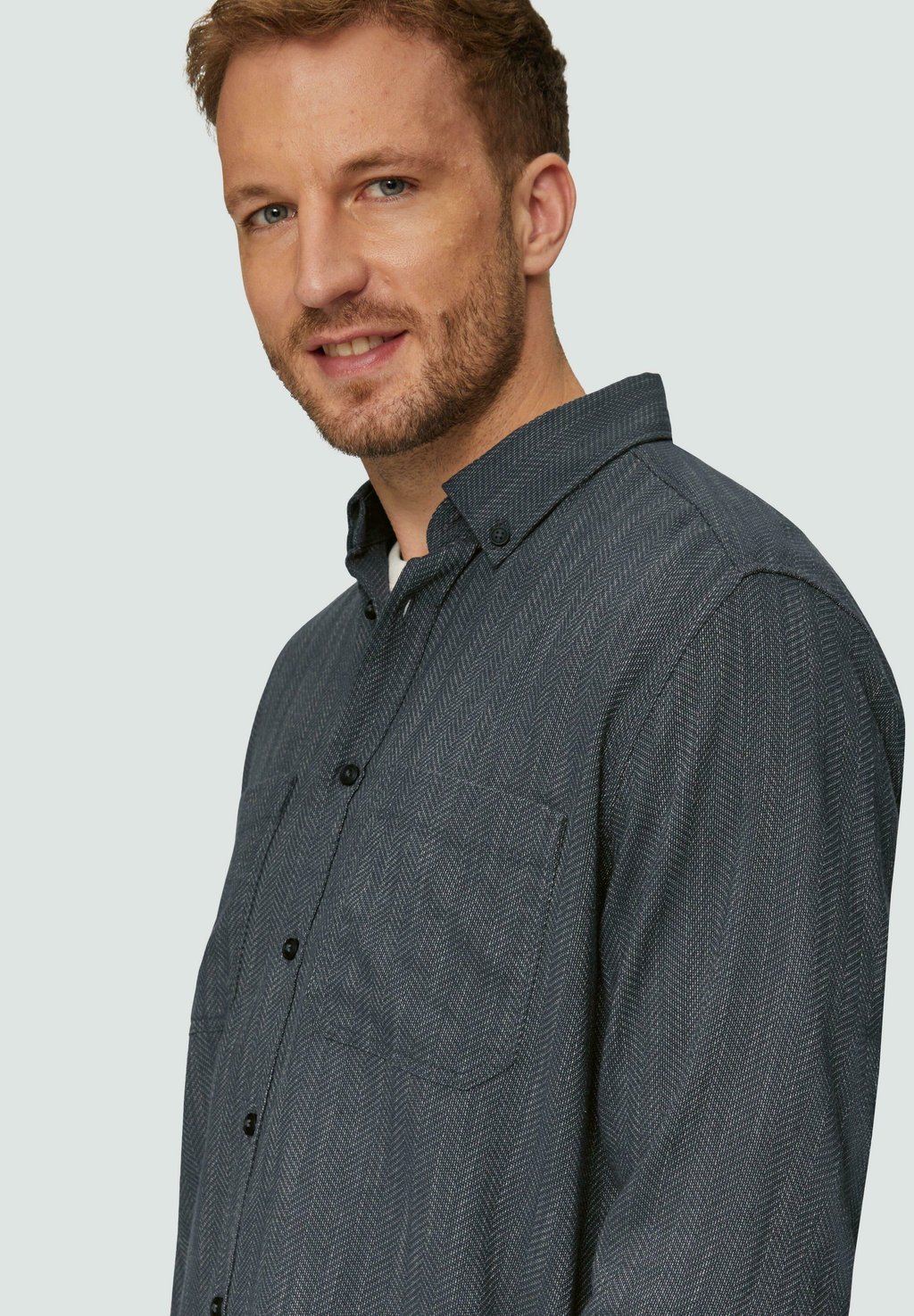 Рубашка MIT KRAGEN UND FEINEM FISCHGRATMUSTER s.Oliver, серый 
Рубашка MIT KRAGEN UND FEINEM FISCHGRATMUSTER s.Oliver, серый