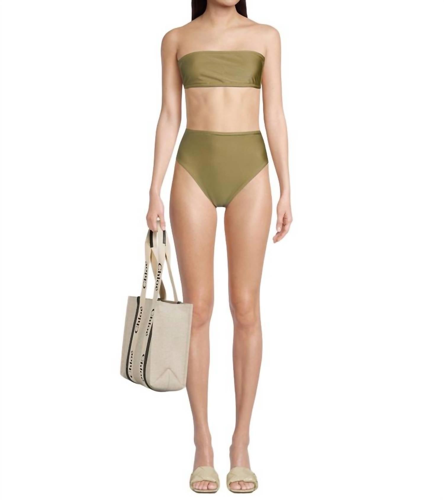 Женский однотонный бикини-бандо с высоким вырезом бедра в цвете «цитрус» Adriana Degreas, Citrus
Женский однотонный бикини-бандо с высоким вырезом бедра в цвете «цитрус» Adriana Degreas, Citrus