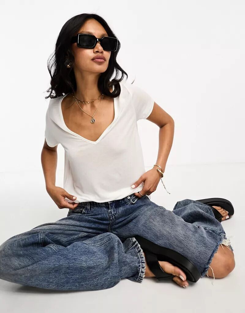 Белая свободная футболка с v-образным вырезом ASOS
Белая свободная футболка с v-образным вырезом ASOS