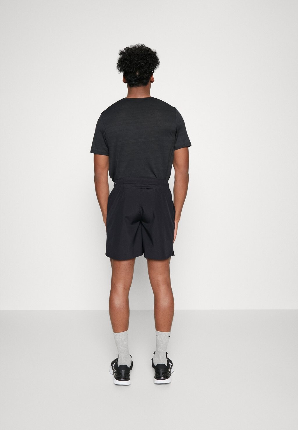 Спортивные шорты CHALLENGER SHORT Nike, черный/серебристый со светоотражающим эффектом 
Спортивные шорты CHALLENGER SHORT Nike, черный/серебристый со светоотражающим эффектом