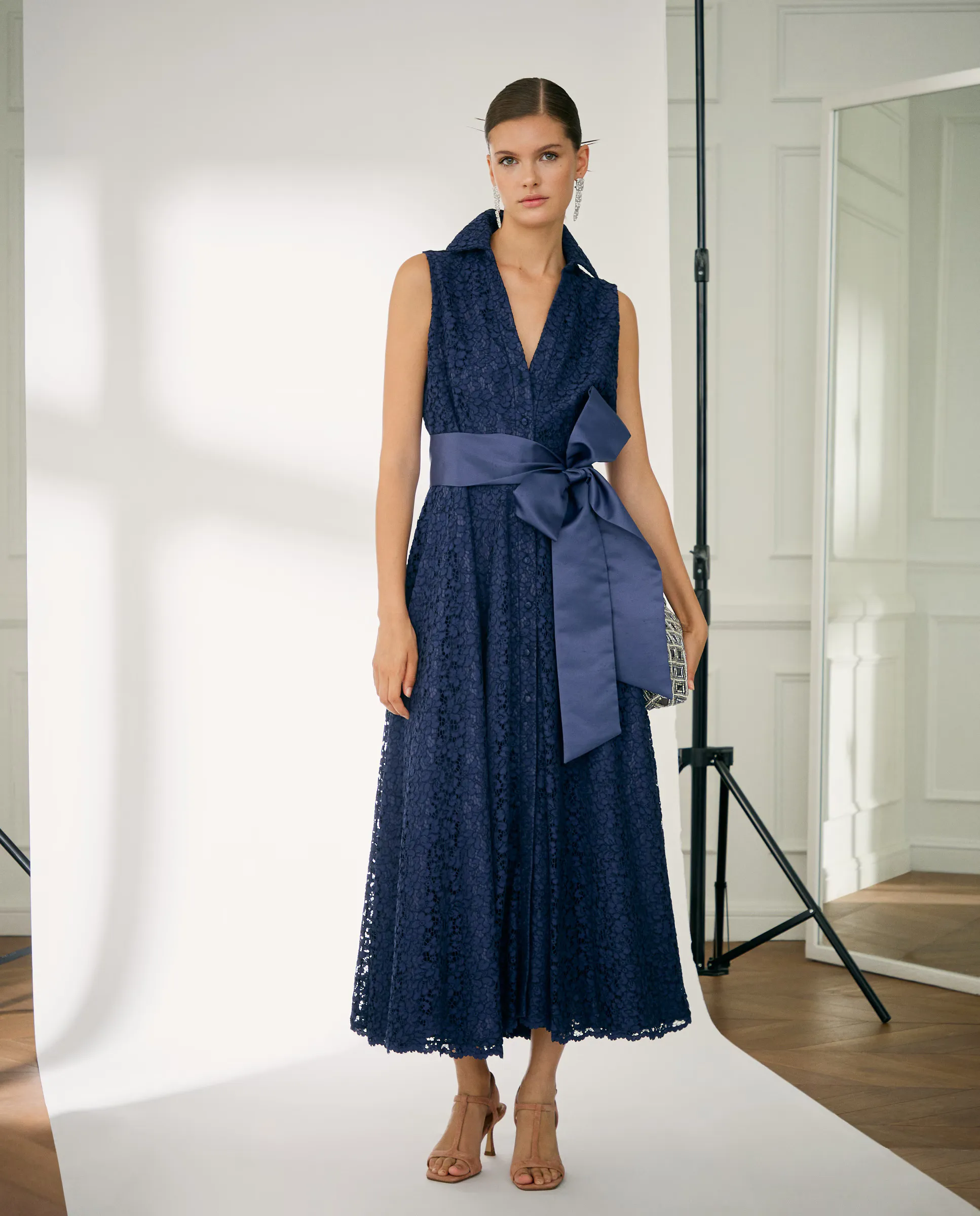 Женское короткое платье с кружевной кокеткой Woman Fiesta El Corte Inglés, цвет 440 Azulón
Женское короткое платье с кружевной кокеткой Woman Fiesta El Corte Inglés, цвет 440 Azulón