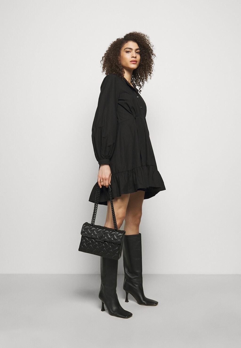 Сумка через плечо Kurt Geiger London стеганая на цепочке, черный 
Сумка через плечо Kurt Geiger London стеганая на цепочке, черный