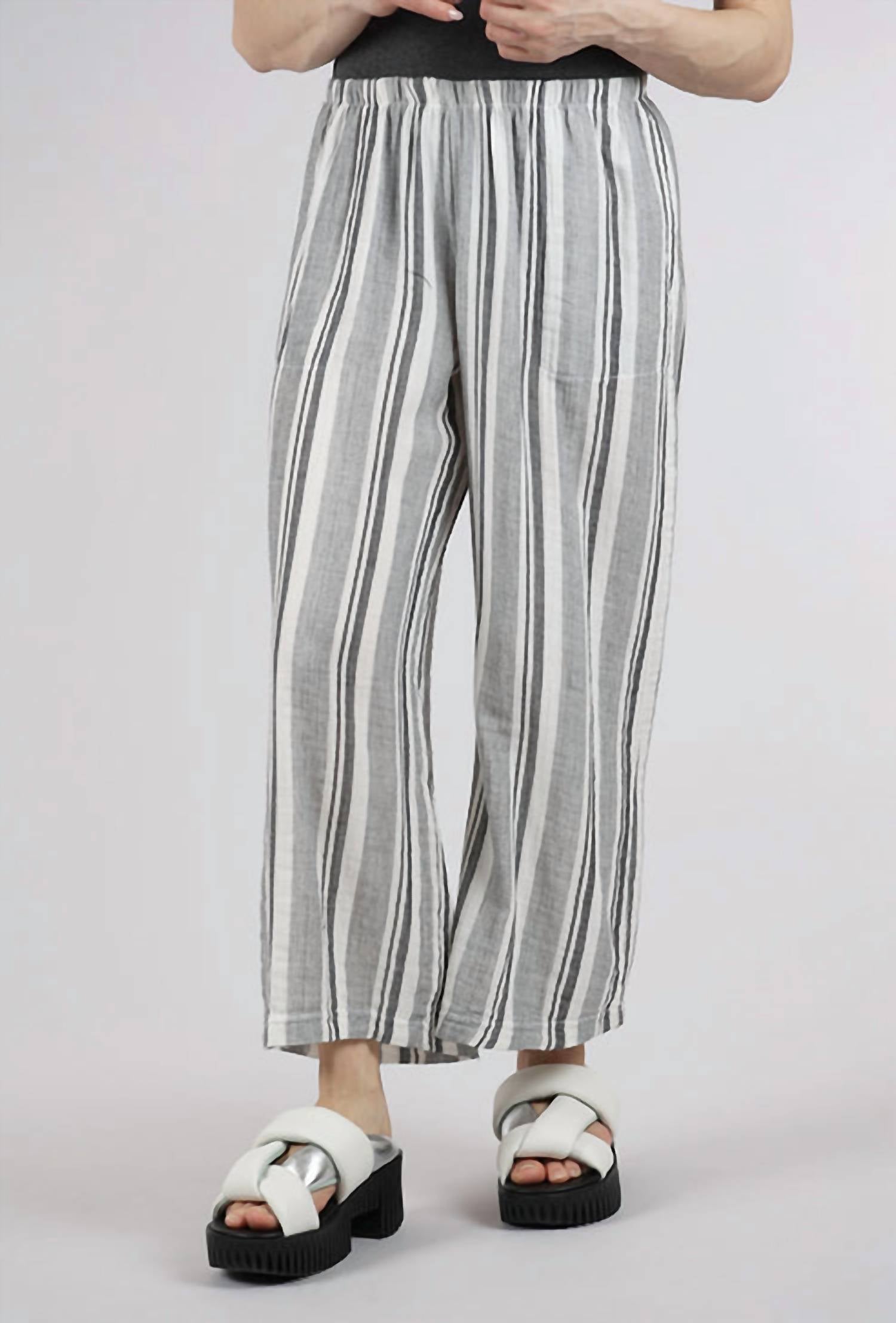 Женские укороченные брюки из двойного муслина в полоску - Plus, белые Fenini
Женские укороченные брюки из двойного муслина в полоску - Plus, белые Fenini