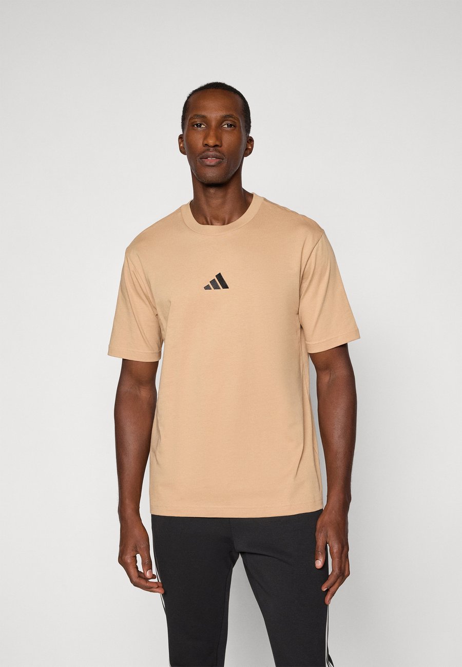 Футболка Adidas Sportswear ESSENTIALS SMALL LOGO SINGLE TEE, Warm Sandstone/Black/Sand
Футболка Adidas Sportswear ESSENTIALS SMALL LOGO SINGLE TEE, Warm Sandstone/Black/Sand
