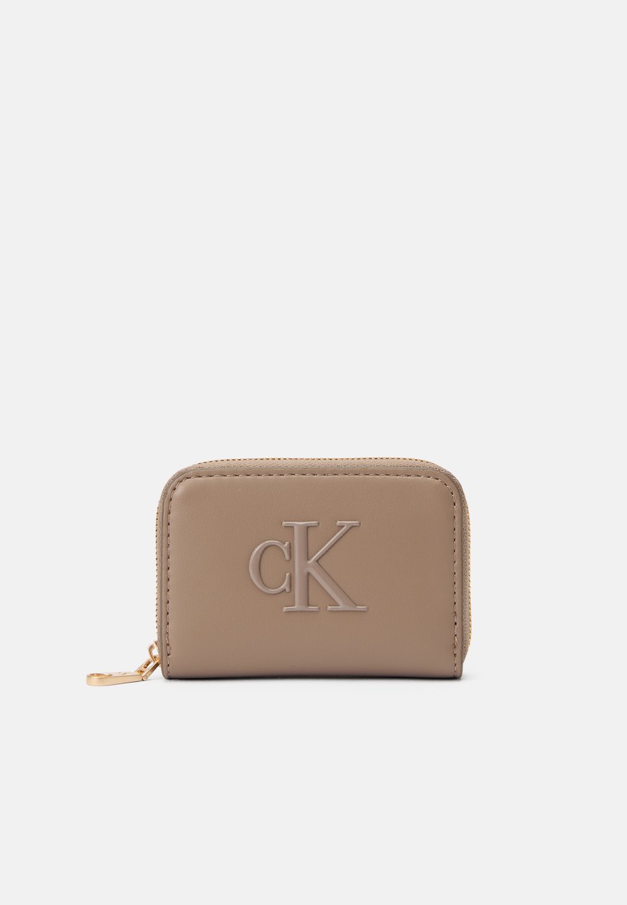 Кошелек Calvin Klein BOLD MEDIUM ZIP AROUND, Desert Taupe/Taupe
Кошелек Calvin Klein BOLD MEDIUM ZIP AROUND, Desert Taupe/Taupe