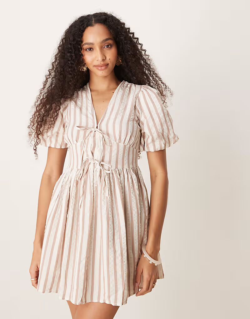 Мини-платье Nobody's Child Scottie с рукавами-фонариками в нейтральную полоску
Мини-платье Nobody's Child Scottie с рукавами-фонариками в нейтральную полоску