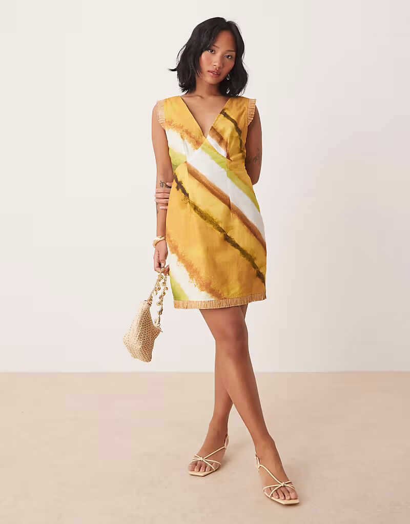 Платье-мини с оборкой на подоле Never Fully Dressed Petite с зеленым принтом омбре
Платье-мини с оборкой на подоле Never Fully Dressed Petite с зеленым принтом омбре