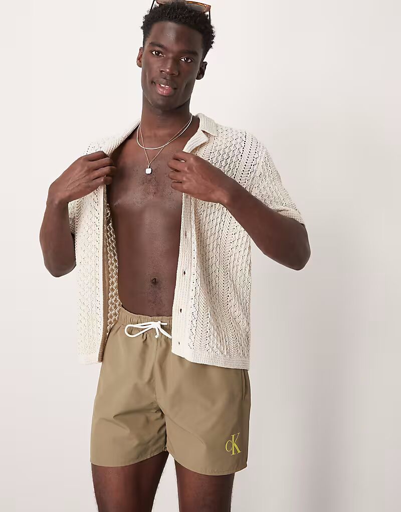 Плавки-шорты с логотипом Calvin Klein на завязках оливкового цвета
Плавки-шорты с логотипом Calvin Klein на завязках оливкового цвета