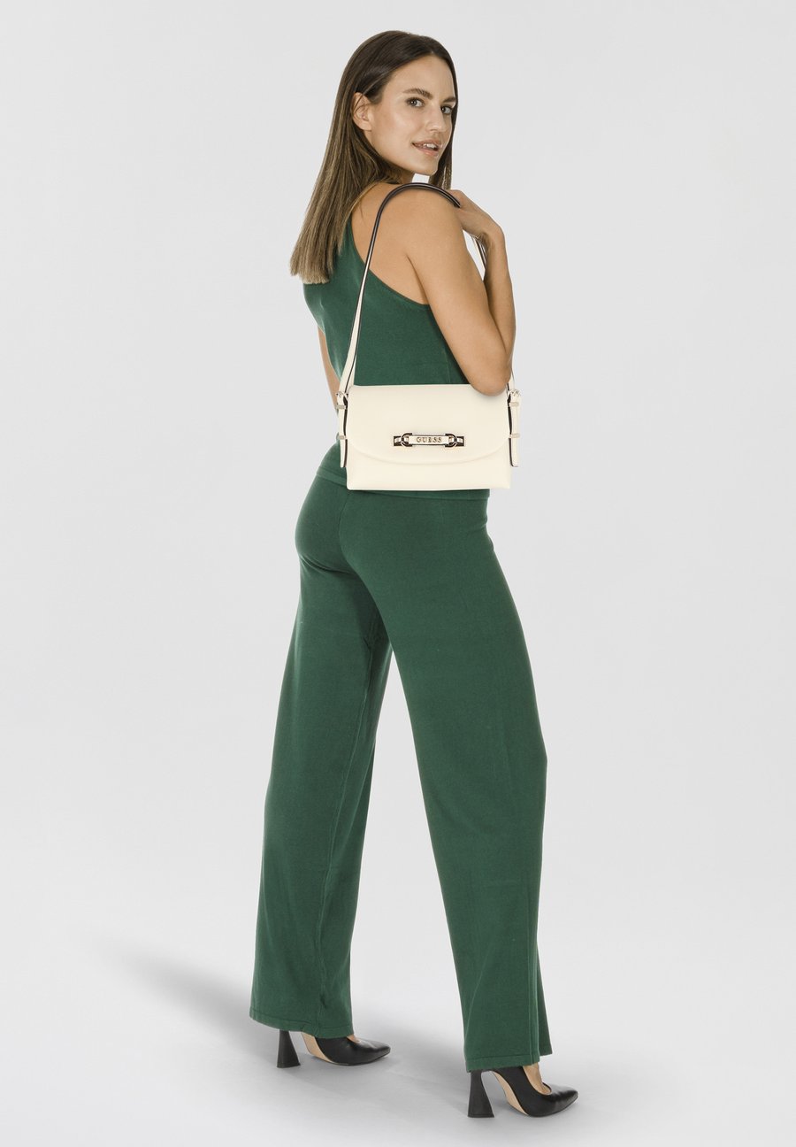 Сумка Guess LEFIA 23 CM, Off White/White
Сумка Guess LEFIA 23 CM, Off White/White