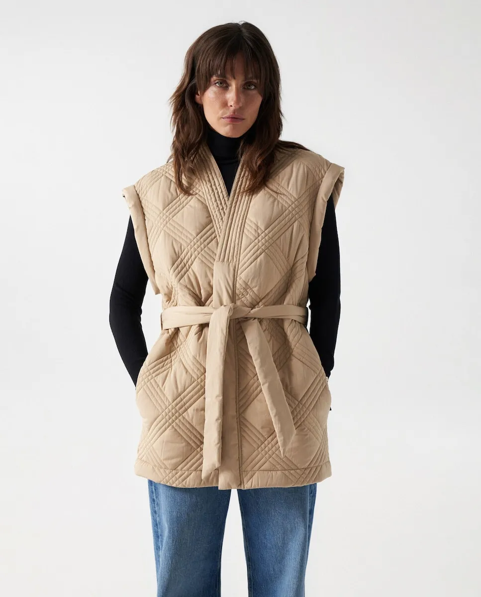 Женский стеганый теплый жилет бежевого цвета Salsa Jeans
Женский стеганый теплый жилет бежевого цвета Salsa Jeans