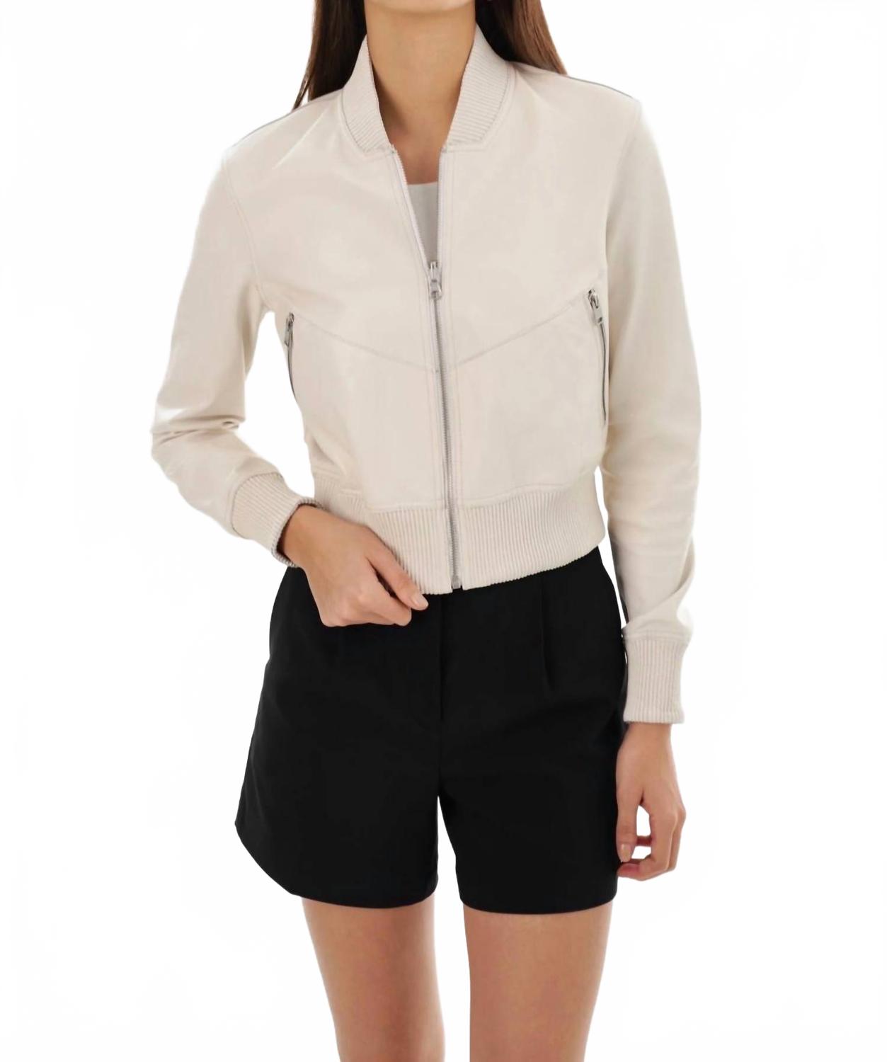 Двусторонняя кожаная куртка-бомбер Kordella в цвете «шепчущий белый/серебристый» Lamarque
Двусторонняя кожаная куртка-бомбер Kordella в цвете «шепчущий белый/серебристый» Lamarque