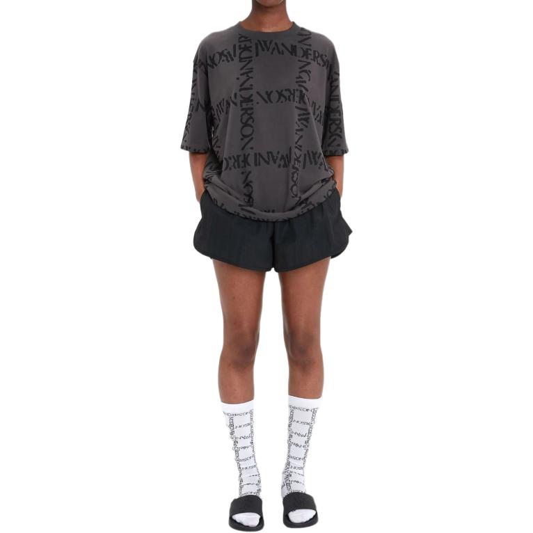 Футболка с логотипом JW Anderson, серо-коричневая
Футболка с логотипом JW Anderson, серо-коричневая